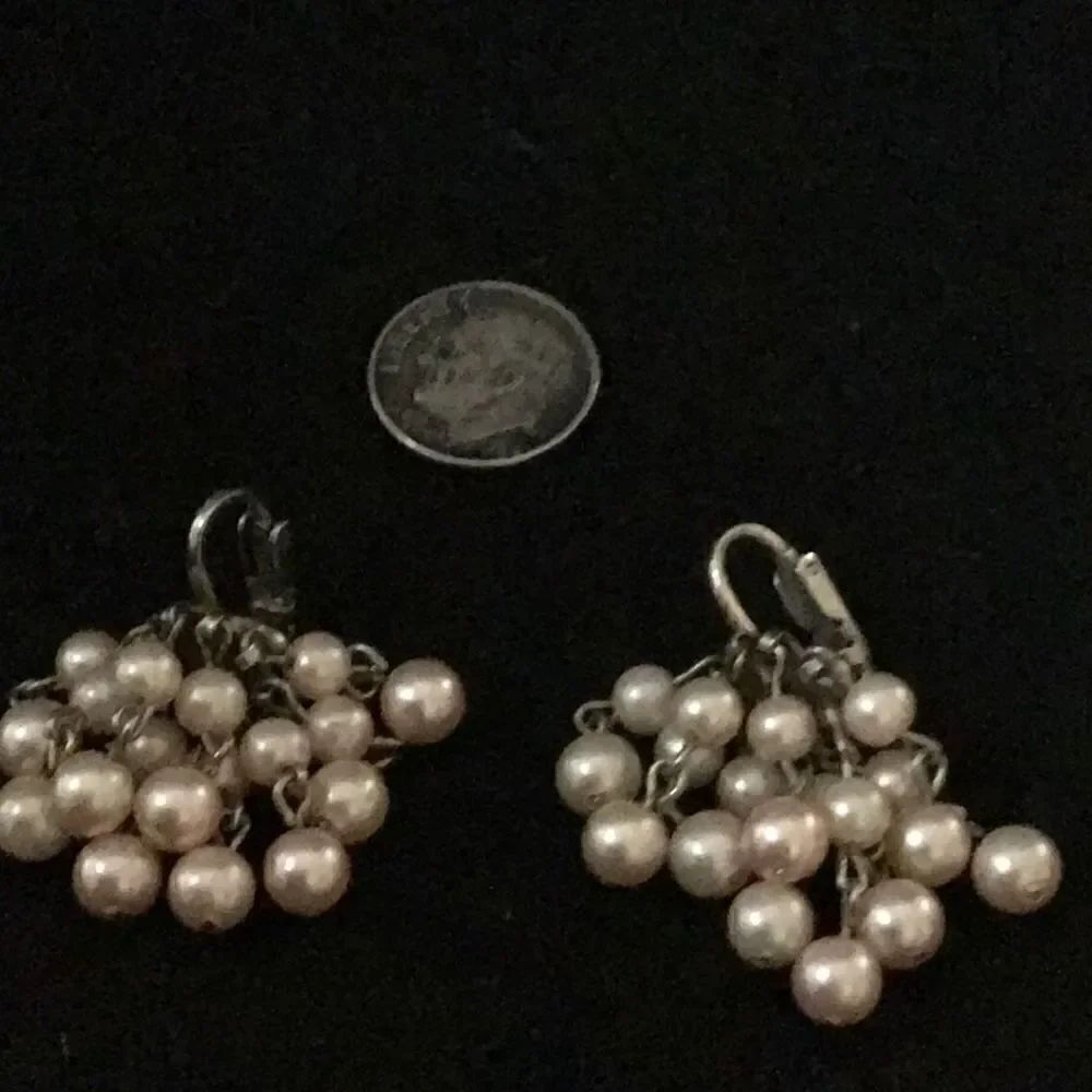 Vintage screw post dangling, Pearl Like ￼